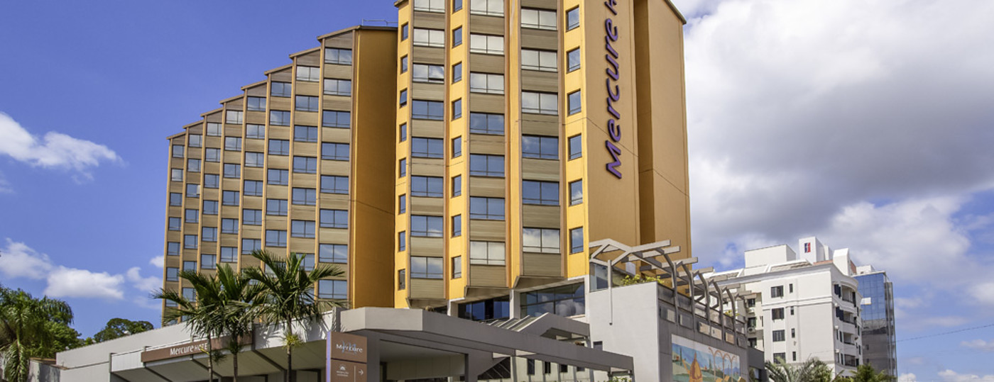 Mercure Florianópolis: hóspede falando com recepcionista na recepção do hotel 