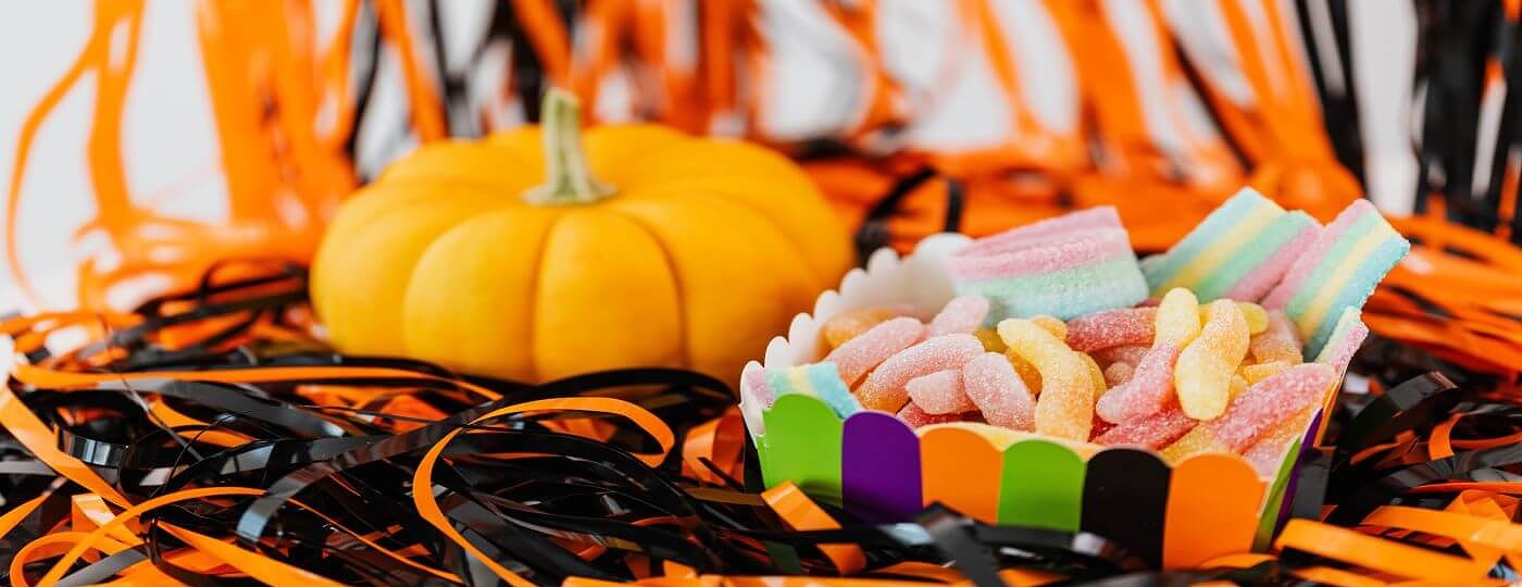  comidas de Halloween: Abóbora e jujuba em uma mesa de festa de Halloween